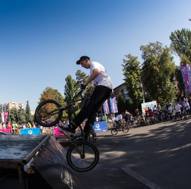 Kazakistan Almatı - 28 Ağustos 2016: nerede şehir sporcular rekabet disiplinleri içinde kentsel aşırı rekabet,: kaykay, paten, Bmx. Bmx dublör bir mini rampa üst kısmında üzerinde gerçekleştirilen bir