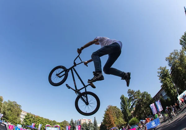 Kasachstan almaty - 28. August 2016: urbaner Extremwettbewerb, bei dem die städtischen Athleten in den Disziplinen Skateboard, Rollschuh, BMX antreten. bmx Stunt an der Spitze einer Mini-Rampe auf einem — Stockfoto