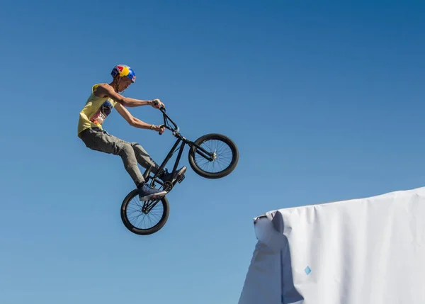 KAZAKHSTAN ALMATY - AUGUST 28, 2016: Urban extreme competition, where the city athletes compete in the disciplines: skateboard, roller skates, BMX. Bmx stunt performed at the top of a mini ramp on a — Stock Photo, Image