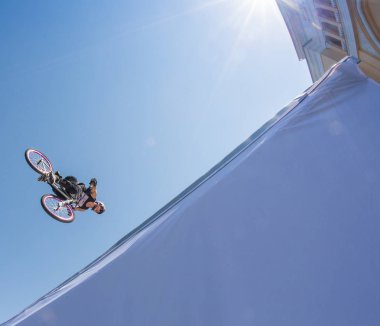 Kazakistan Almatı - 28 Ağustos 2016: nerede şehir sporcular rekabet disiplinleri içinde kentsel aşırı rekabet,: kaykay, paten, Bmx. Bmx dublör bir mini rampa üst kısmında üzerinde gerçekleştirilen bir