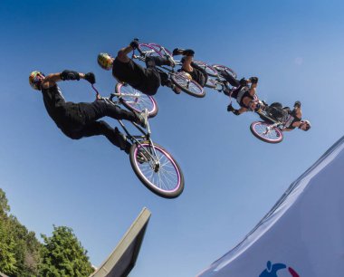 Kazakistan Almatı - 28 Ağustos 2016: nerede şehir sporcular rekabet disiplinleri içinde kentsel aşırı rekabet,: kaykay, paten, Bmx. Bmx dublör bir mini rampa üst kısmında üzerinde gerçekleştirilen bir