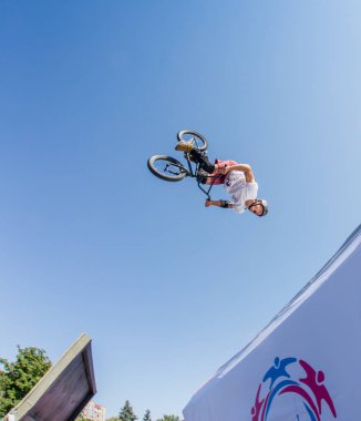 Kazakistan Almatı - 28 Ağustos 2016: nerede şehir sporcular rekabet disiplinleri içinde kentsel aşırı rekabet,: kaykay, paten, Bmx. Bmx dublör bir mini rampa üst kısmında üzerinde gerçekleştirilen bir