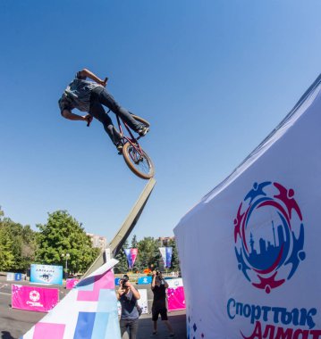 Kazakistan Almatı - 28 Ağustos 2016: nerede şehir sporcular rekabet disiplinleri içinde kentsel aşırı rekabet,: kaykay, paten, Bmx. Bmx dublör bir mini rampa üst kısmında üzerinde gerçekleştirilen bir