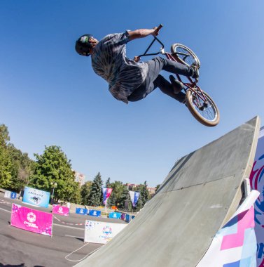 Kazakistan Almatı - 28 Ağustos 2016: nerede şehir sporcular rekabet disiplinleri içinde kentsel aşırı rekabet,: kaykay, paten, Bmx. Bmx dublör bir mini rampa üst kısmında üzerinde gerçekleştirilen bir