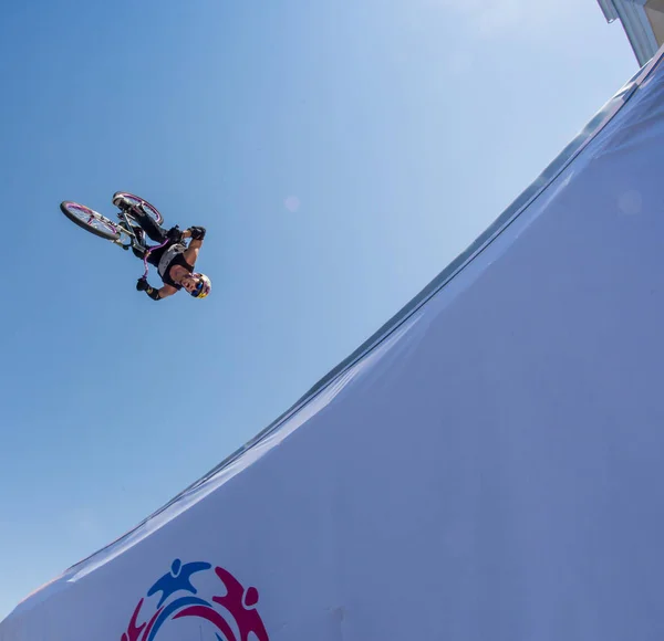 KAZAKHSTAN ALMATY - 28 de agosto de 2016: Competencia extrema urbana, donde los atletas de la ciudad compiten en las disciplinas: skate, patines, BMX. Bmx truco realizado en la parte superior de una mini rampa en un —  Fotos de Stock