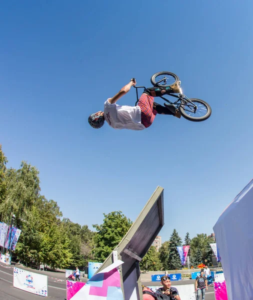 Kasachstan almaty - 28. August 2016: urbaner Extremwettbewerb, bei dem die städtischen Athleten in den Disziplinen Skateboard, Rollschuh, BMX antreten. bmx Stunt an der Spitze einer Mini-Rampe auf einem — Stockfoto