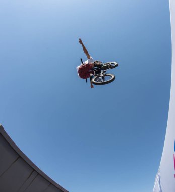 Kazakistan Almatı - 28 Ağustos 2016: nerede şehir sporcular rekabet disiplinleri içinde kentsel aşırı rekabet,: kaykay, paten, Bmx. Bmx dublör bir mini rampa üst kısmında üzerinde gerçekleştirilen bir