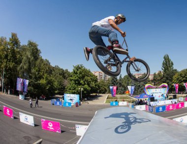 Kazakistan Almatı - 28 Ağustos 2016: nerede şehir sporcular rekabet disiplinleri içinde kentsel aşırı rekabet,: kaykay, paten, Bmx. Bmx dublör bir mini rampa üst kısmında üzerinde gerçekleştirilen bir