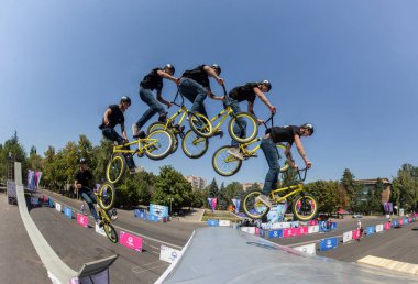 Kazakistan Almatı - 28 Ağustos 2016: nerede şehir sporcular rekabet disiplinleri içinde kentsel aşırı rekabet,: kaykay, paten, Bmx. Bmx dublör bir mini rampa üst kısmında üzerinde gerçekleştirilen bir
