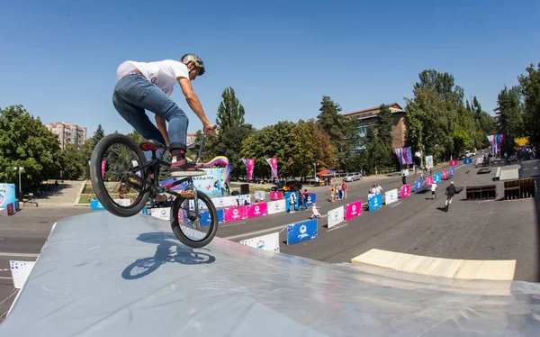 Kasachstan almaty - 28. August 2016: urbaner Extremwettbewerb, bei dem die städtischen Athleten in den Disziplinen Skateboard, Rollschuh, BMX antreten. bmx Stunt an der Spitze einer Mini-Rampe auf einem — Stockfoto