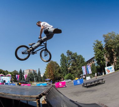Kazakistan Almatı - 28 Ağustos 2016: nerede şehir sporcular rekabet disiplinleri içinde kentsel aşırı rekabet,: kaykay, paten, Bmx. Bmx dublör bir mini rampa üst kısmında üzerinde gerçekleştirilen bir