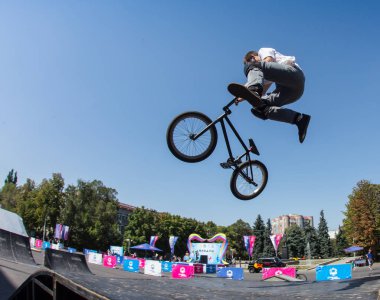 Kazakistan Almatı - 28 Ağustos 2016: nerede şehir sporcular rekabet disiplinleri içinde kentsel aşırı rekabet,: kaykay, paten, Bmx. Bmx dublör bir mini rampa üst kısmında üzerinde gerçekleştirilen bir