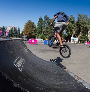 Kazakistan Almatı - 28 Ağustos 2016: nerede şehir sporcular rekabet disiplinleri içinde kentsel aşırı rekabet,: kaykay, paten, Bmx. Bmx dublör bir mini rampa üst kısmında üzerinde gerçekleştirilen bir