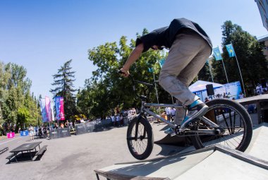 Kazakistan Almatı - 28 Ağustos 2016: nerede şehir sporcular rekabet disiplinleri içinde kentsel aşırı rekabet,: kaykay, paten, Bmx. Bmx dublör bir mini rampa üst kısmında üzerinde gerçekleştirilen bir