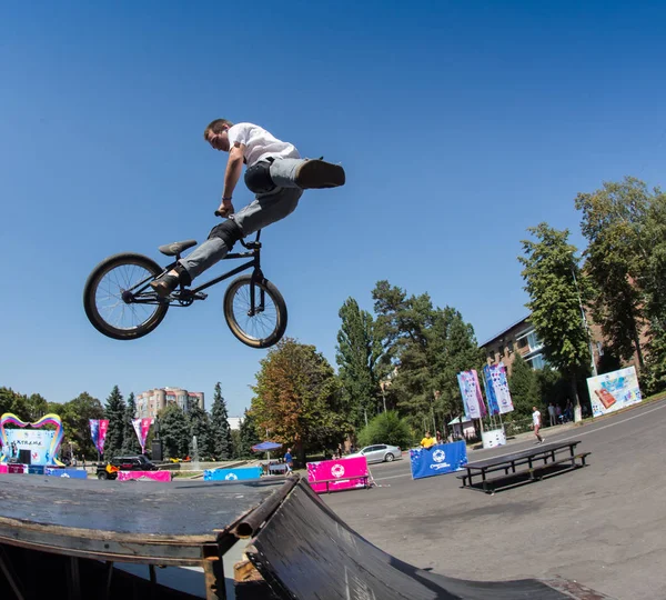 Kasachstan almaty - 28. August 2016: urbaner Extremwettbewerb, bei dem die städtischen Athleten in den Disziplinen Skateboard, Rollschuh, BMX antreten. bmx Stunt an der Spitze einer Mini-Rampe auf einem — Stockfoto