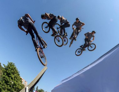 Kazakistan Almatı - 28 Ağustos 2016: nerede şehir sporcular rekabet disiplinleri içinde kentsel aşırı rekabet,: kaykay, paten, Bmx. Bmx dublör bir mini rampa üst kısmında üzerinde gerçekleştirilen bir