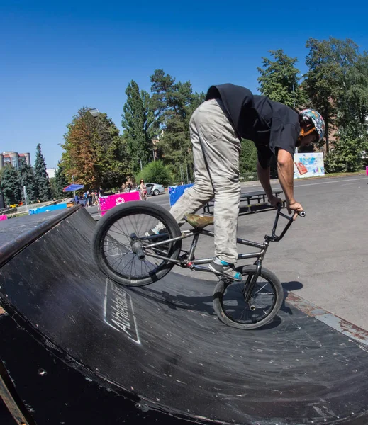 Kasachstan almaty - 28. August 2016: urbaner Extremwettbewerb, bei dem die städtischen Athleten in den Disziplinen Skateboard, Rollschuh, BMX antreten. bmx Stunt an der Spitze einer Mini-Rampe auf einem — Stockfoto