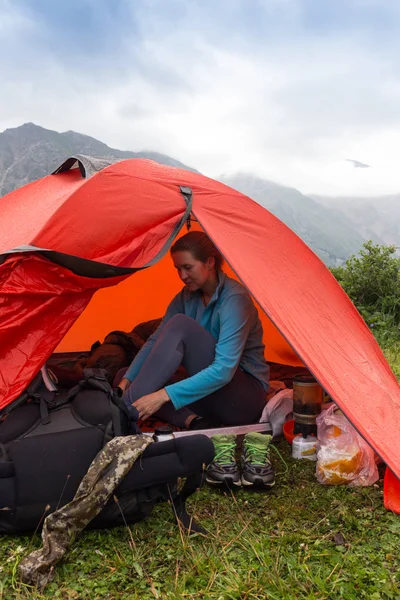 Gelen dağlar manzara üzerinde bir çadır içinde görüntüleyin. Kamp kavramı. — Stok fotoğraf