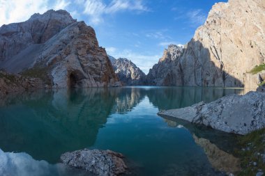 Bir ayna, Norveç dağ gölü gibi yansıtan zirveleri
