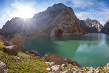 Bir ayna, Norveç dağ gölü gibi yansıtan zirveleri