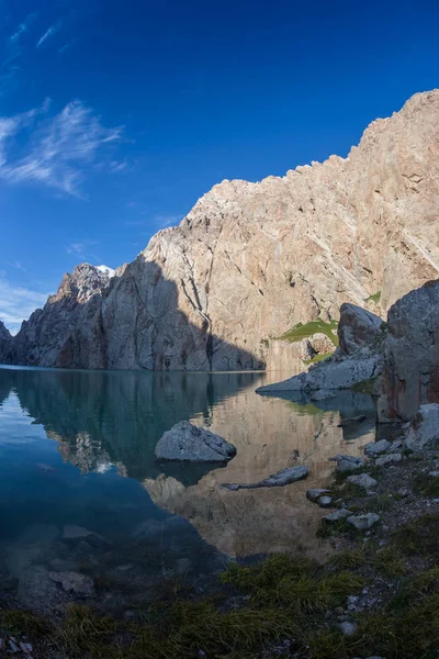 Picos que reflejan en el lago de montaña como en un espejo, Noruega — Foto de Stock