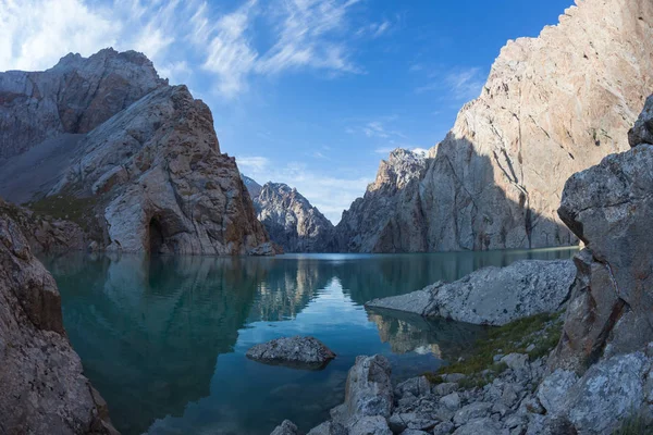 Picos que reflejan en el lago de montaña como en un espejo, Noruega — Foto de Stock