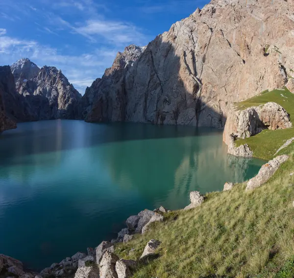 Picos que reflejan en el lago de montaña como en un espejo, Noruega — Foto de Stock