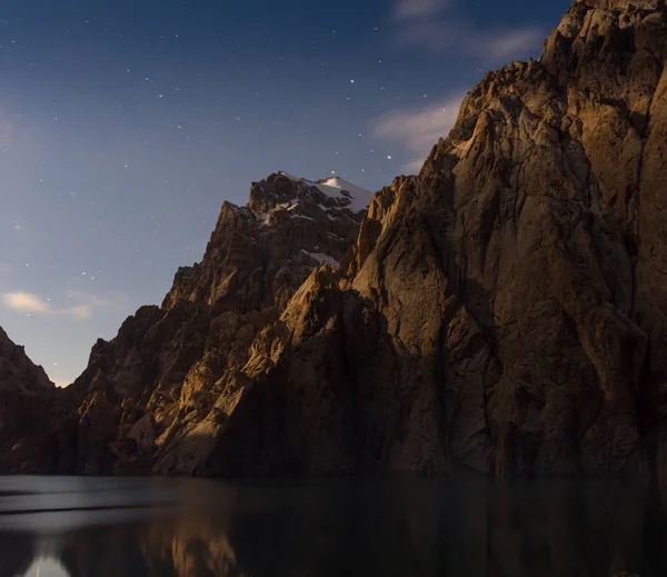 ミラー、ノルウェーのような山の湖の反射のピーク — ストック写真
