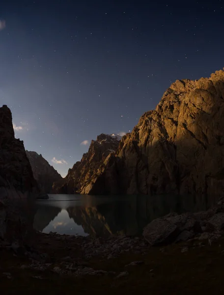 反映在高山湖泊，像是一面镜子，挪威的山峰 — 图库照片