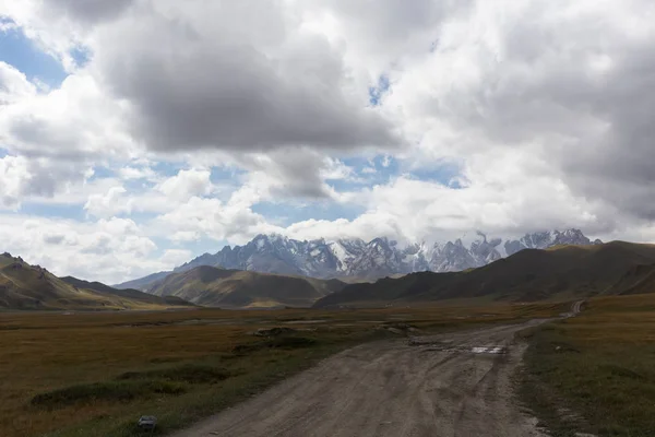 Valle del río de montaña entre prados con hierba amarilla seca en la estepa de las tierras altas cerca de Mongolia, Meseta de Uzbekistán, Altai, Siberia, Rusia —  Fotos de Stock