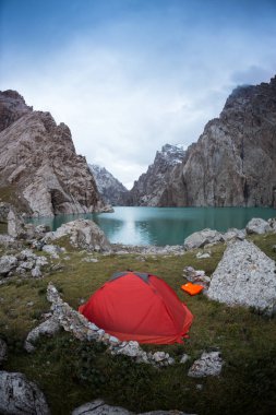 yıldızlı gece gök yüksek dağlar ve çadır