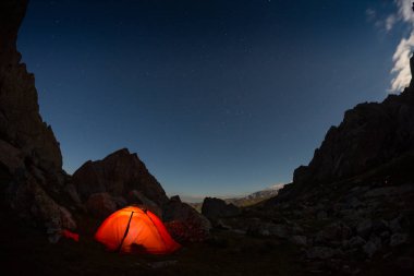 yıldızlı gece gök yüksek dağlar ve bir çadır