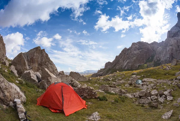 yıldızlı gece gök yüksek dağlar ve çadır