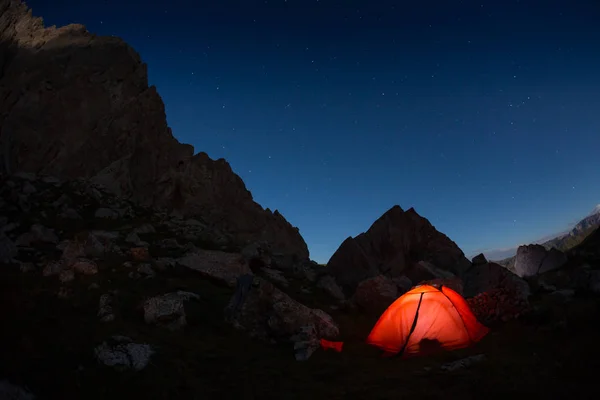 Starry night sky high in the mountains and a tent — Stock Photo, Image