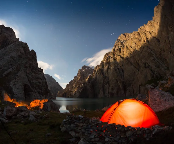 Yıldızlı gece gök yüksek dağlar ve bir çadır — Stok fotoğraf