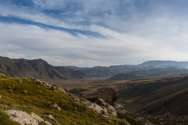 Долина горной реки среди лугов с сухой желтой травой на высокогорной степи под Монголией, плато Укок, Алтай, Сибирь, Россия — стоковое фото
