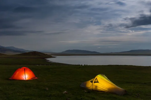 Yıldızlı gece gök yüksek dağlar ve bir çadır — Stok fotoğraf