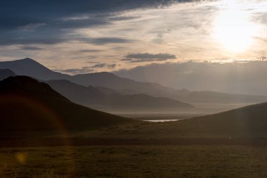Çayır kuru sarı çim üzerinde Moğolistan, plato Ukok, Altay, Sibirya, Rusya yakın yayla bozkır ile arasında dağ Nehri Vadisi