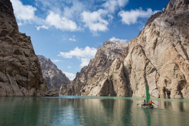 Küçük tekne yelken Leman gölü etrafında bizimkiler yaşar