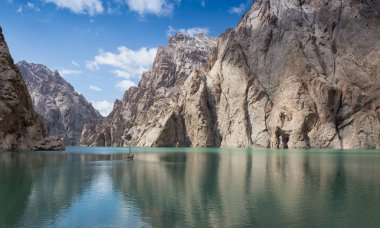 Küçük tekne yelken Leman gölü etrafında bizimkiler yaşar