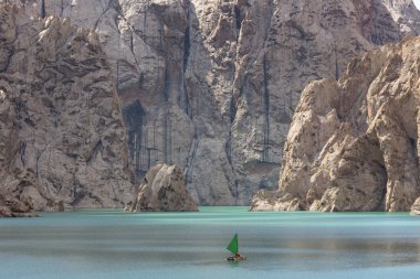 Küçük tekne yelken Leman gölü etrafında bizimkiler yaşar