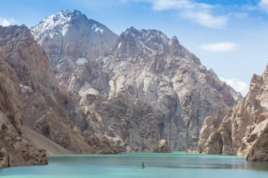 Küçük tekne yelken Leman gölü etrafında bizimkiler yaşar