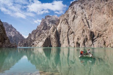 Küçük tekne yelken Leman gölü etrafında bizimkiler yaşar