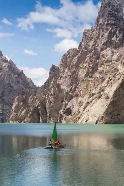 Küçük tekne yelken Leman gölü etrafında bizimkiler yaşar