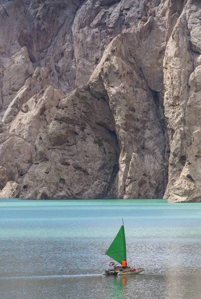Liten båt seglar på Leman sjön — Stockfoto