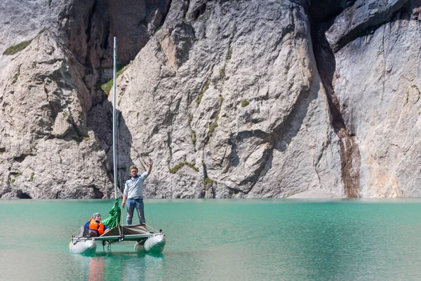 Маленькая лодка на озере Леман — стоковое фото