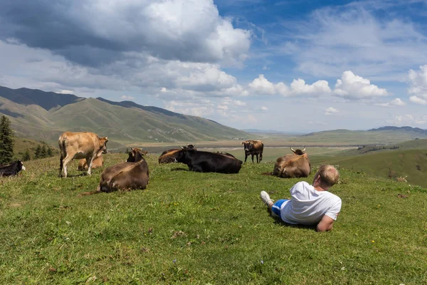 Weergave van een jonge aantrekkelijke boer werken in veld — Stockfoto