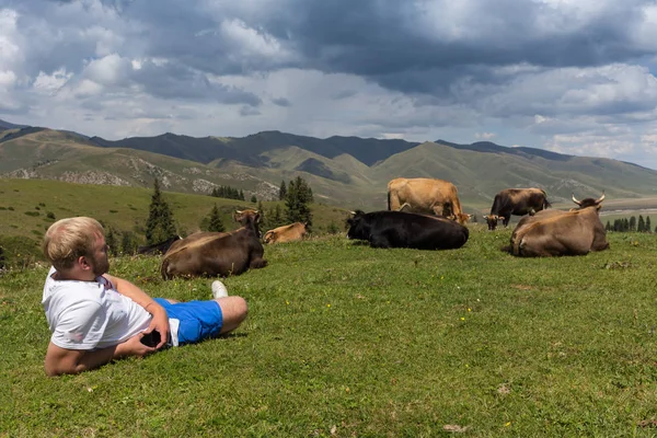 Vista de um jovem agricultor atraente que trabalha no campo — Fotografia de Stock