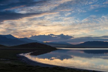 Gökyüzü bir gölde yansıtan
