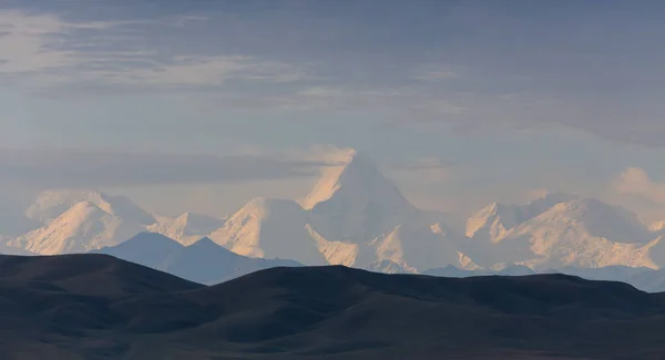 Panorama de picos de montanha alpina — Fotografia de Stock